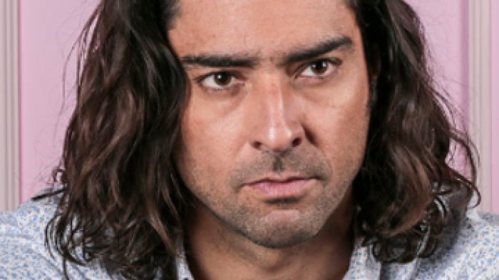 ¡Radioactivo! Cristián Riquelme tuvo que usar medidas de precaución para enseñar algunas prendas íntimas