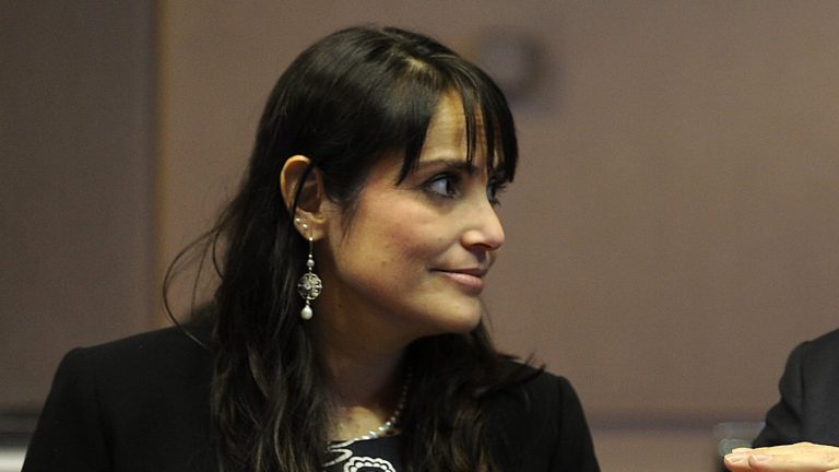 Economista Michèle Labbé cree que el combustible debería bajar cerca de $210 en Chile