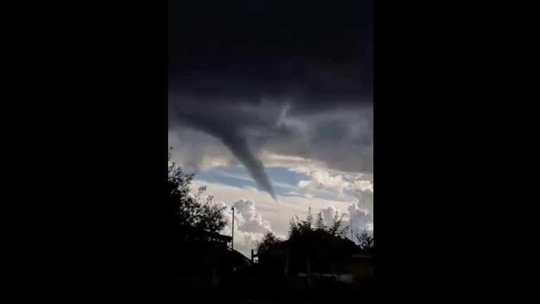 Captan impresionante tormenta con lluvias, granizos y una nube embudo en Ñuble