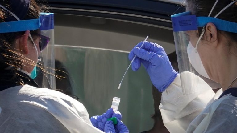 Radiografía a los test para COVID-19 en Chile: ¿Son suficientes para que funcionen las cuarentenas dinámicas?