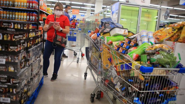 Demanda por reponedores lidera oferta laboral durante la pandemia (hay sueldos de hasta $420 mil)