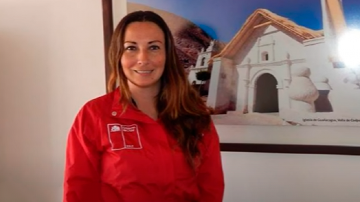 Directora del Sernatur de Arica fue sorprendida tomando sol en playa Chinchorro