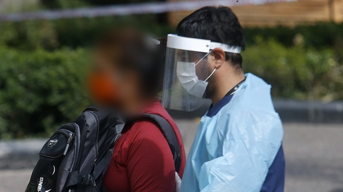 Mujer con COVID sorprendida paseando en Plaza de Armas arriesga multas hasta penas de cárcel