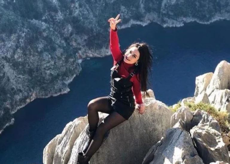 Quiso festejar que salió de cuarentena con arriesgada foto, pero se resbaló y cayó por un barranco