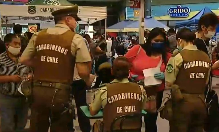 Gran aglomeración en terminal de buses para salir de Santiago por el fin de semana largo