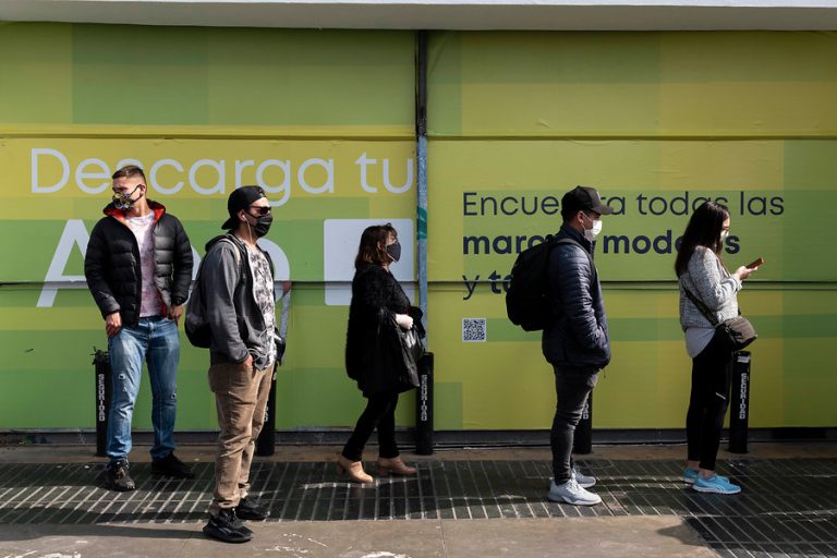 Grandes tiendas volvieron a abrir sus puertas en Viña y otras regiones: Hubo largas filas