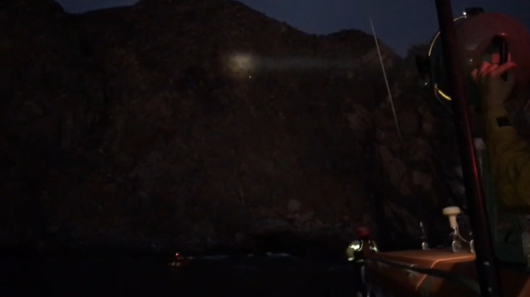 Rescatan a dos hombres que cayeron en acantilado de Playa Ancha en Valparaíso