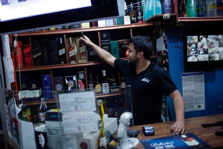 Botillerías de La Cisterna deberán cerrar dos horas antes del toque de queda a partir de este sábado