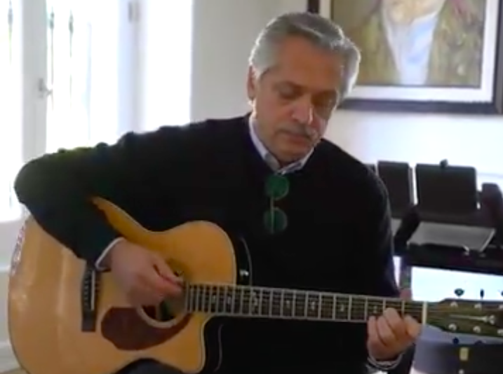 Con guitarra en mano, presidente de Argentina dedicó canción del Flaco Spinetta a los jóvenes