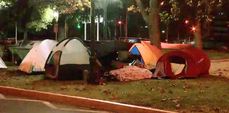 Bolivianos y venezolanos pernoctan afuera de consulados: Piden retornar a su país