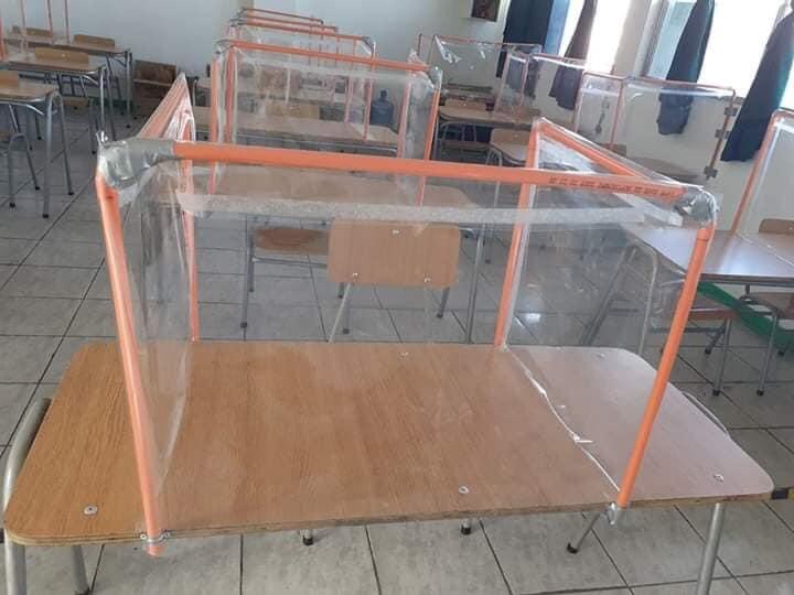 Colegio intentó acondicionar pupitres para el regreso a clases: 60% de los alumnos quedaban fuera