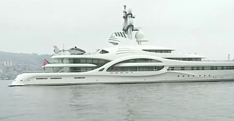 Yate del dueño del Monaco llegó a Valparaíso con 30 personas que no pueden descender