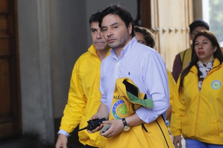 Carter denuncia que hombre de 63 años murió por COVID-19 al interior de su casa: “Estamos dolidos e indignados”