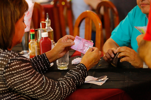 Billetes pueden transmitir el COVID-19: ACHS llama a limitar su uso y pagar con tarjetas