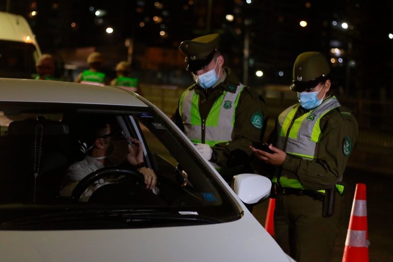 Carabineros controló a 620 personas por infringir el toque de queda, 158 menos que el último balance