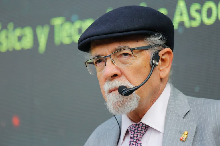 Profe Maza arremetió contra el ministro Mañalich: “Se ve lindo cuando se queda callado”