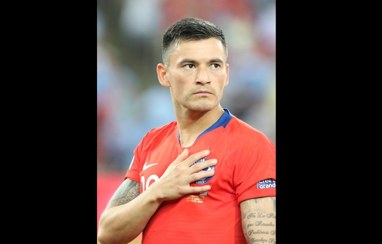 Trabajadora del Cesfam de Puente Alto reveló que Charles Aránguiz regaló mascarillas y alcohol gel