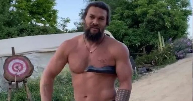 Jason Momoa no parece real: Tiró seis hachas de guerra y dio en el blanco