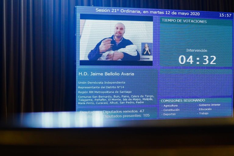 Jaime Bellolio participó en sesión de la Cámara junto a su hijo recién nacido: 