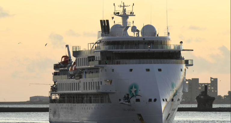 Tras 50 días varado: Permiten desembarcar en Uruguay a crucero con 82 tripulantes, incluida una chilena