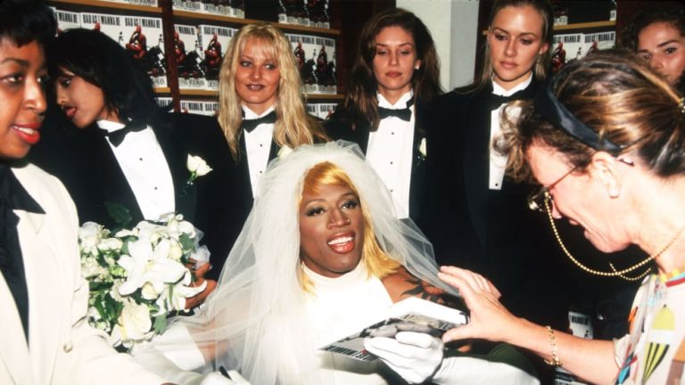 El día que Dennis Rodman se puso un vestido de novia y se casó consigo mismo