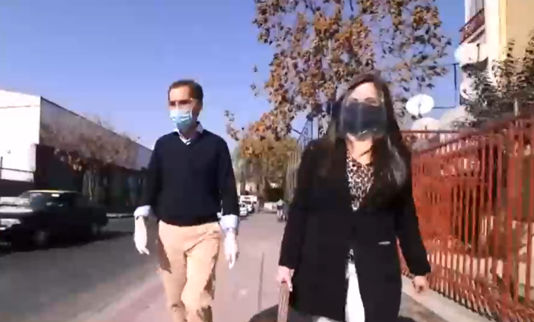 Un día con el alcalde de Santiago: Matilde Burgos recorrió las calles de la comuna con más contagios del país