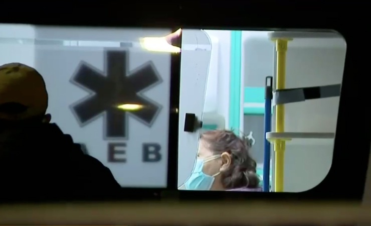 Hombre con COVID-19 se fugó de dos hospitales en Santiago tras solicitarle internación inmediata