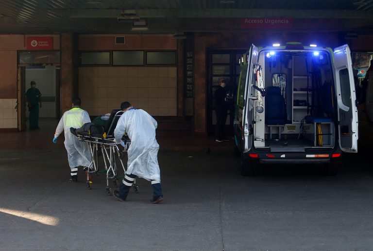 Con síntomas tras contacto estrecho: Minsal propone dar como positivos algunos casos sin hacer PCR