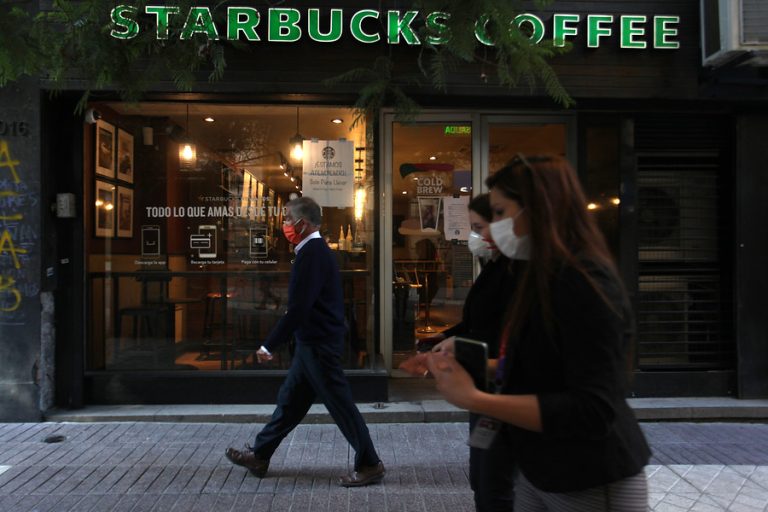 Aseguran que fue unilateral: Sindicato de Starbucks demanda a la empresa por suspensión del contrato