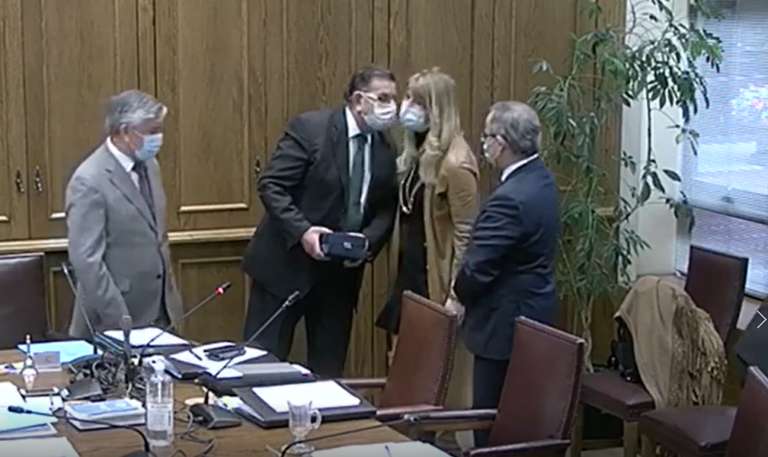 Beso en la mejilla y tos sin mascarilla: El video del senador Quinteros donde se saltó varios protocolos por COVID-19