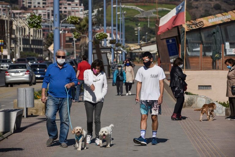 Comuna de Santiago es la única que supera los mil contagios activos, según informe epidemiológico