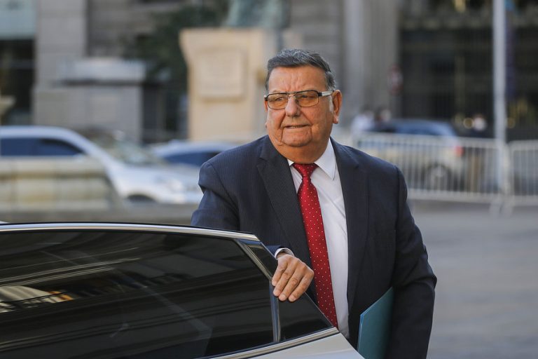 Gobierno asegura que senador Quinteros enfrentará un sumario sanitario por viajar sin esperar resultados de PCR