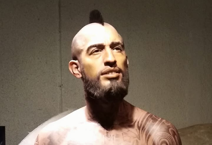 Escultor del comentado Museo de Cera crea figura de Arturo Vidal