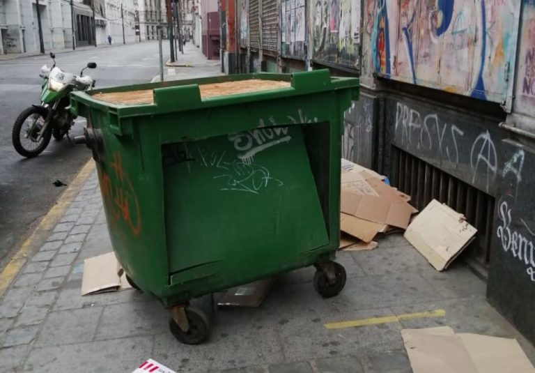 Creativos: Delincuentes se escondieron para ingresar desde un basurero a una caja de compensación en Valparaíso