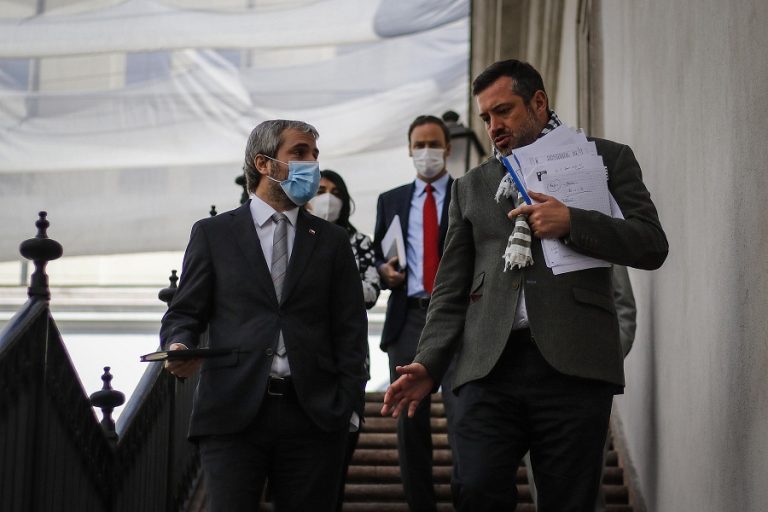 Ministros Blumel y Sichel se suman a las cuarentenas entre autoridades: Tuvieron contacto con senador Ossandón