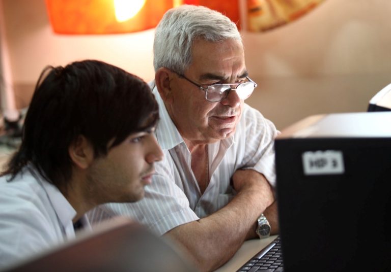 VTR anuncia rebaja de costo de servicios fijos para adultos mayores más vulnerables del país