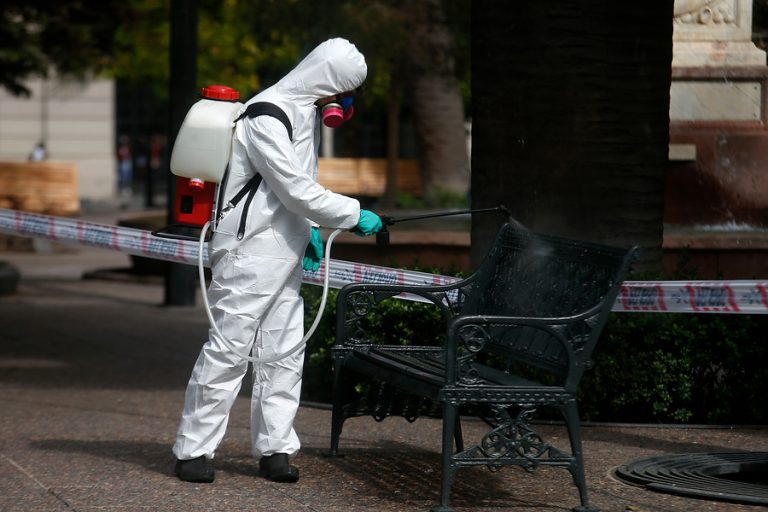 Pacientes con COVID-19 se escaparon de una clínica: Los encontraron comiendo pizza en una plaza