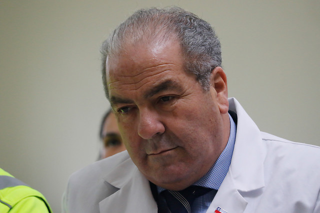 Luis Castillo vuelve al Minsal para supervisar que clínicas dupliquen sus camas UCI