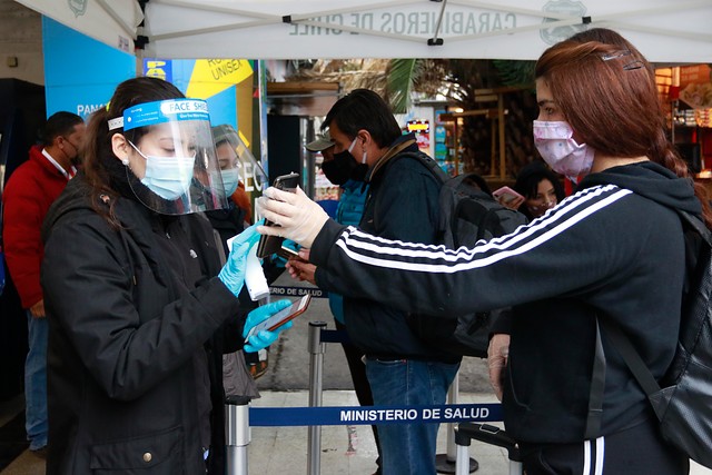 Chile marca nuevo récord de contagios diarios y se refuerzan las fiscalizaciones en carreteras por el feriado