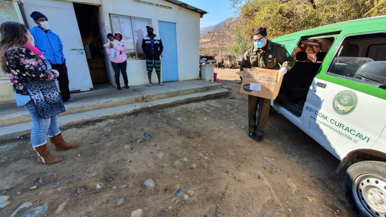 Carabineros difunde ayuda a familia haitiana con COVID-19 en Curacaví: Entregaron alimentos y útiles de aseo