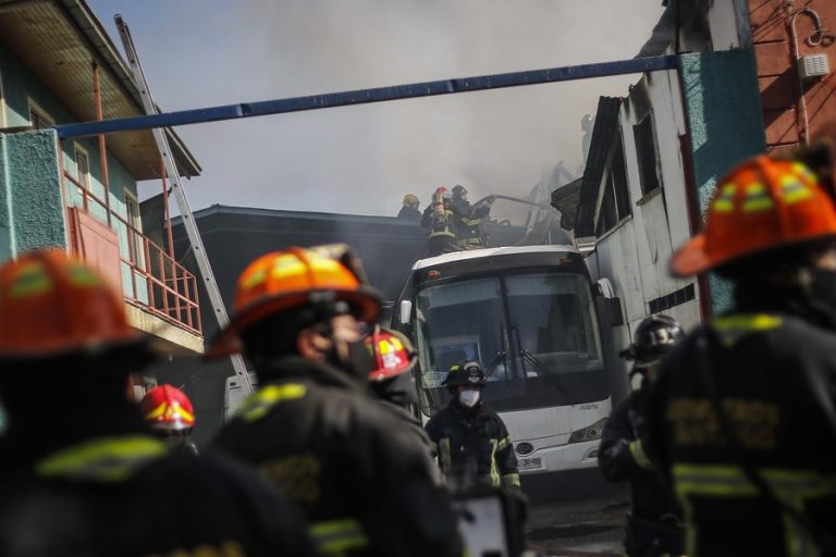 Incendio en viviendas de Estación Central: Entre los damnificados hay personas con COVID-19