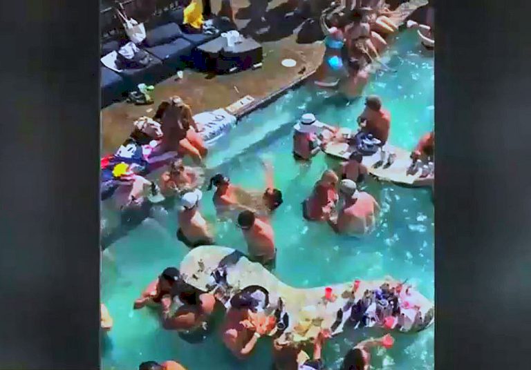 Video muestra concurrida fiesta sin distanciamiento social ni físico en una piscina