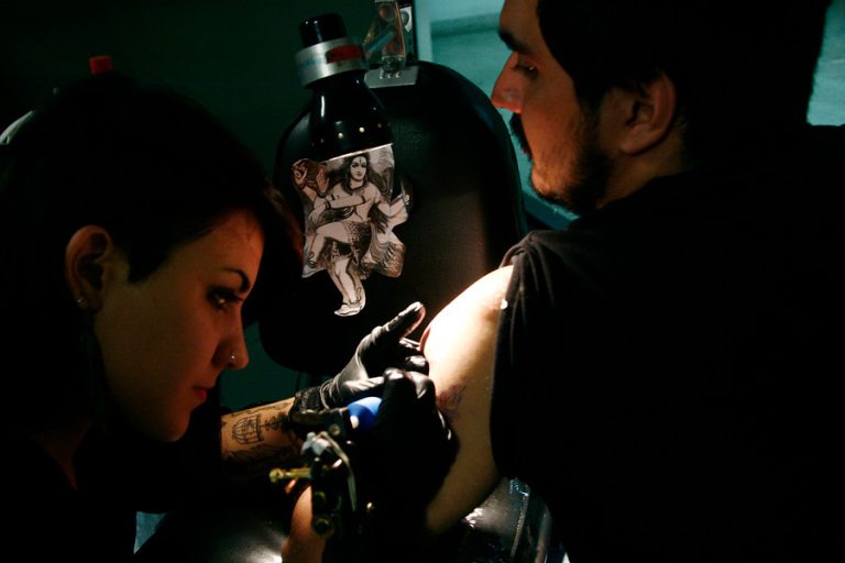 Pareja se tatuó la fecha de su futura boda, pero el coronavirus los obligó a posponerla