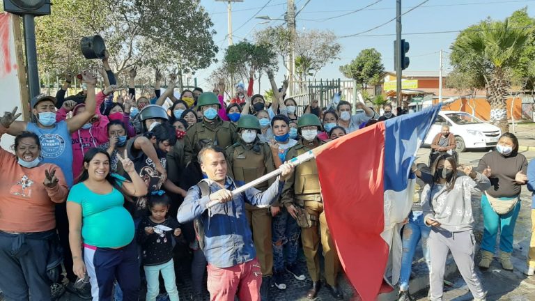Carabineros y manifestantes se dan la mano: Efectivos intervinieron para que municipios respondan a sus demandas