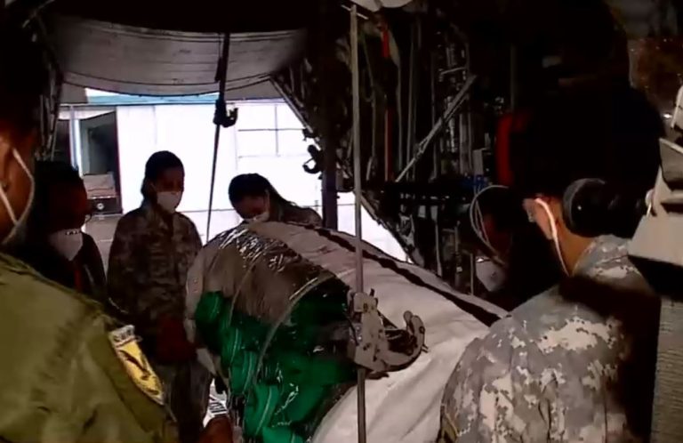 A bordo de un Hércules C-130: Así son por dentro los vuelos médicos para salvar pacientes con COVID-19