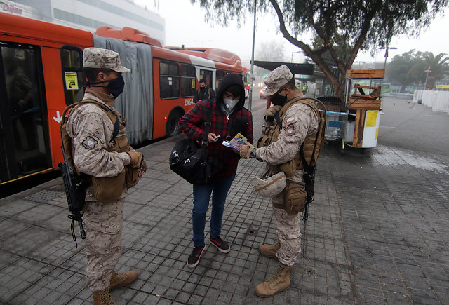 Estudio revela que 15% de contagiados con COVID-19 en Chile sale a trabajar más de una vez a la semana