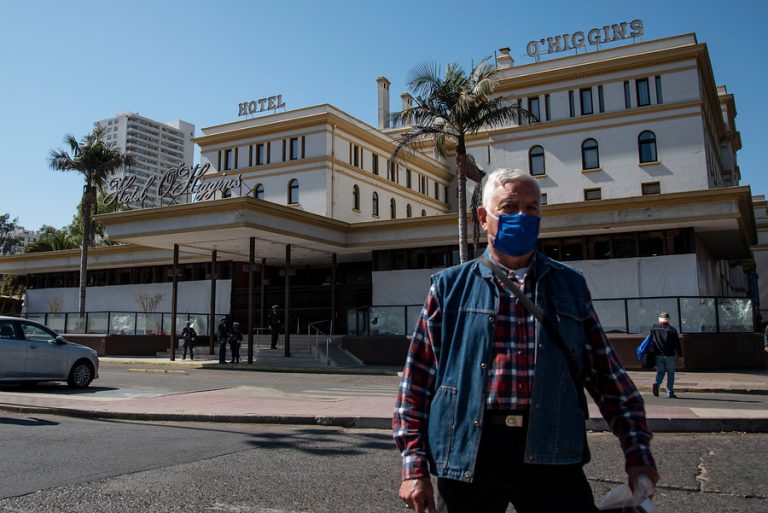 Paciente con COVID-19 de Hotel O'Higgins intentó escupir a un transeúnte: 