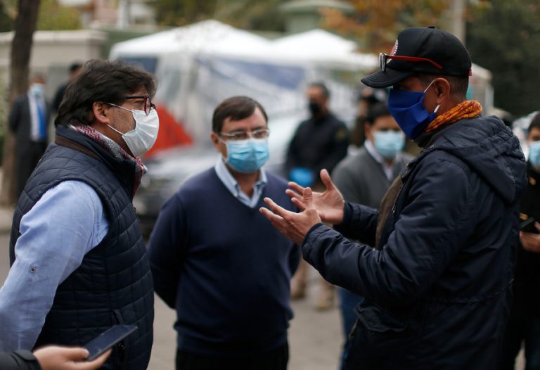 Habilitan refugio en Recoleta para venezolanos que acampan afuera de la embajada y piden volver a su país