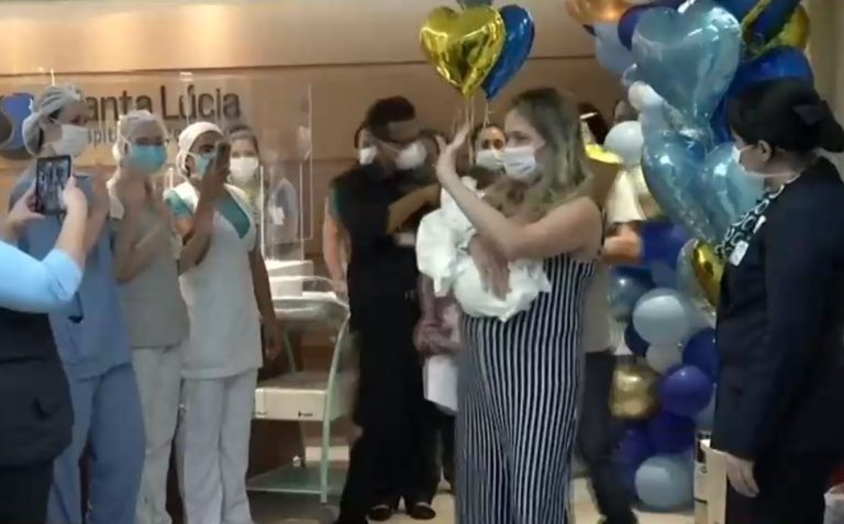 Enfermera que dio a luz conectada a ventilación mecánica pudo conocer a su hija tras casi un mes separadas