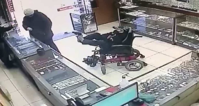 Hombre sin brazos asaltó una joyería sosteniendo un arma con sus pies